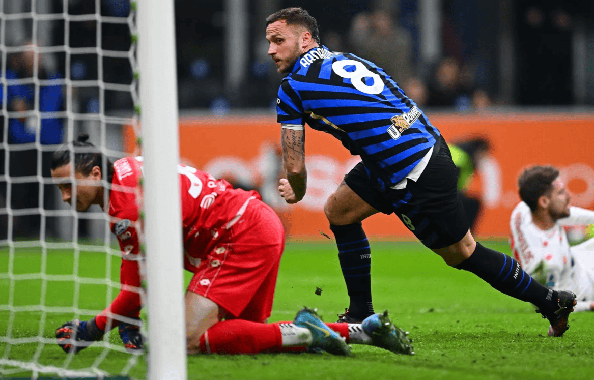 开云体育官网首页赛地聚焦：国王杯国际比赛日热度飙升；AC米兰队长鼓劲；更衣室稳定；心理建设被强调的简单介绍