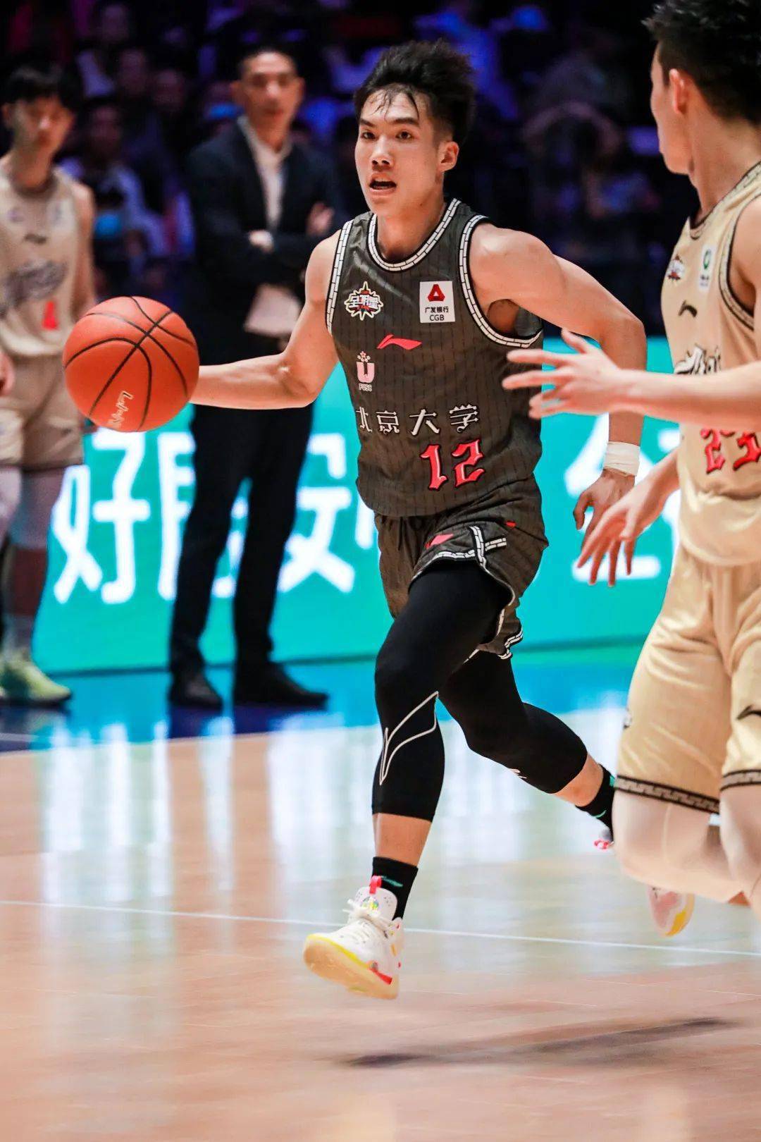 开云体育中国官方包含赛地聚焦：CBA季后赛清晨热度飙升，马赛手感冰凉，悬念犹存，纪律约束更严格的词条